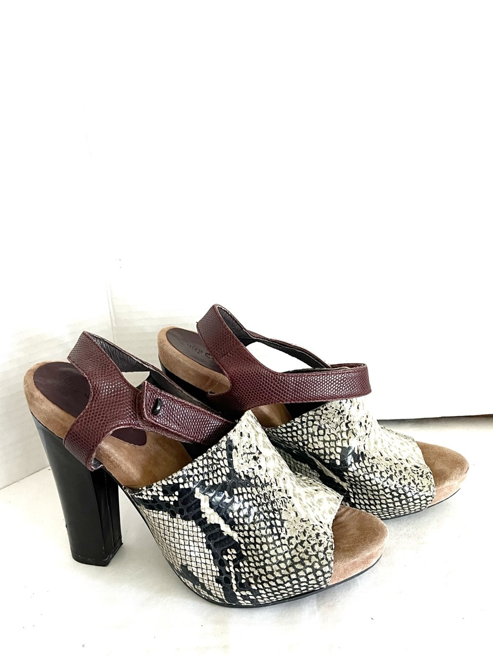 Juicy Couture snakeskin pattern peep-toe platform sandals Sz 9.5 M